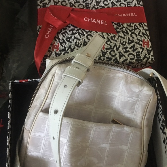 Chanel made in France silk logos white mini crossbody about 9” high w auth card - Picture 3 of 15